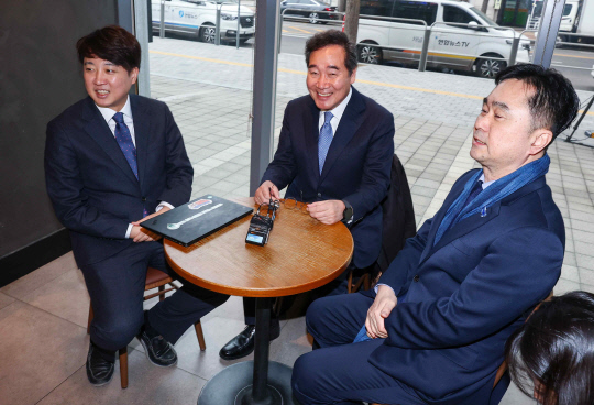 지난 1월14일 더불어민주당을 탈당한 이낙연(가운데) 전 국무총리와 국민의힘에서 탈당한 이준석(왼쪽) 개혁신당(가칭) 정강정책위원장, 비명(非이재명계)계 탈당 그룹인 '원칙과 상식'의 김종민(오른쪽) 의원이 서울 영등포구 여의도 한 카페에서 티타임 회동을 하며 밝게 웃고 있다.<연합뉴스 사진>